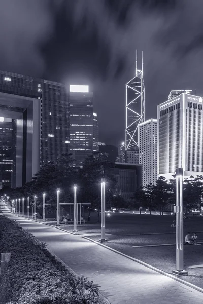 Promenade en de skyline van centrale wijk in Hong Kong stad bij nacht — Stockfoto