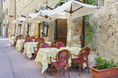 Güzel ve rahat kaldırım kafe tatil kasabası San Gimignano, Toskana, İtalya