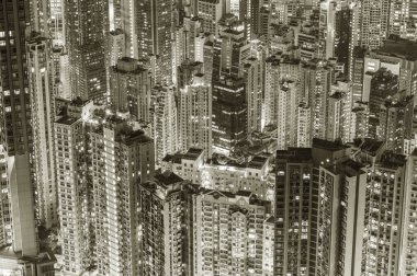 Geceleri Hong Kong 'da yüksek binalar inşa ediliyor.