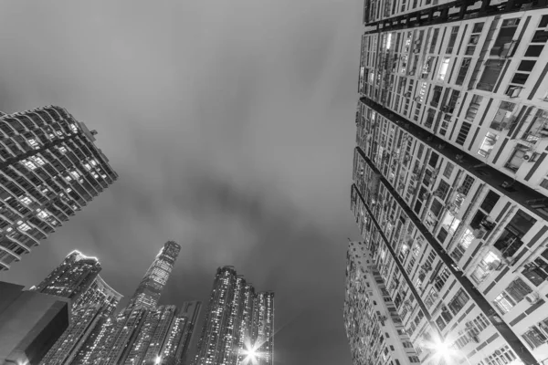 Gratte-ciel moderne et immeuble résidentiel dans la ville de Hong Kong la nuit — Photo