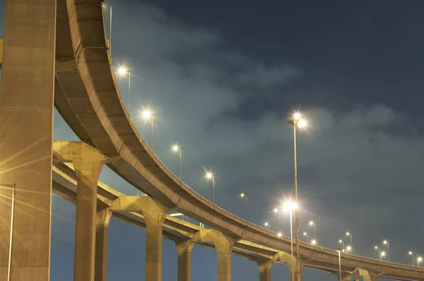 Autostrada o ponte sopraelevato nella città di Hong Kong di notte — Foto Stock