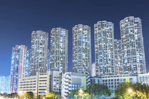 밤에 홍콩 시 의고 층 주거용 건물 — 스톡 사진