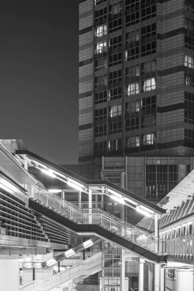 Außenseite eines Hochhauses. Modernes Bauen ohne Hintergrund — Stockfoto