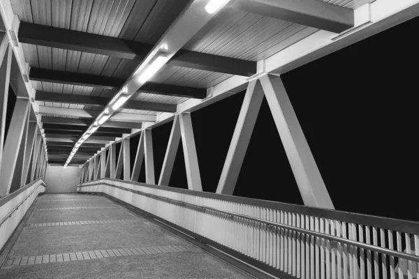 Moderni jalka silta — kuvapankkivalokuva