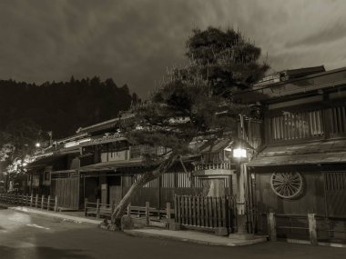 Japonya 'nın tarihi Takayama şehrinde tarihi bir cadde.