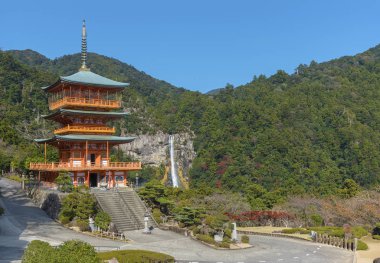 Nachi hiçbir Taki şelale ile Nachi seiganto-ji Tapınağı pagoda Manzara görünümü Nachi Katsuura, Wakayama, Japonya arka planda