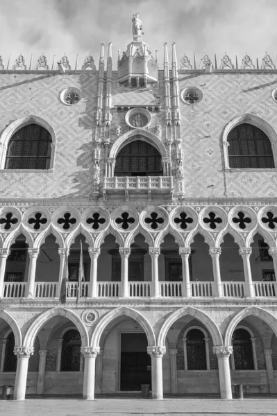 Architektonisches Detail - Dogenpalast am Markusplatz in Venedig (Palazzo Ducale)) — Stockfoto