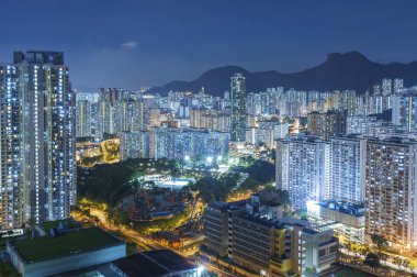 Konut Hong Kong şehir içinde geceleri bina aslan Rock Hill ve yüksek artış