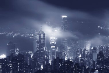 Hong Kong 'daki Victoria limanının puslu gece manzarası