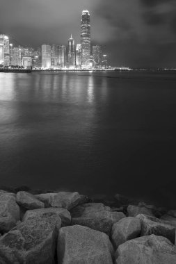 Geceleri Hong Kong şehrinin silueti ve limanı.