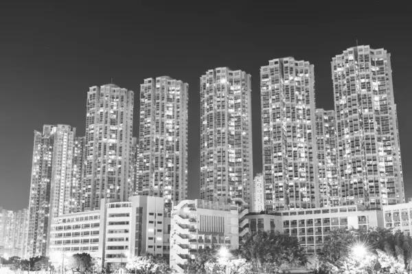 Hoogbouw residentieel gebouw in Hong Kong stad 's nachts — Stockfoto