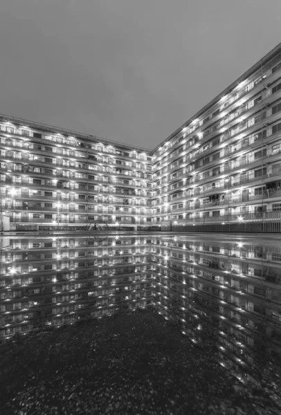 Vysoké obytné budovy a hřiště ve veřejném pozemku v Hong Kong City — Stock fotografie