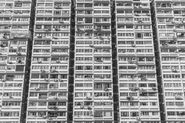 Gevel van hoogbouw residentieel gebouw in Hong Kong stad — Stockfoto