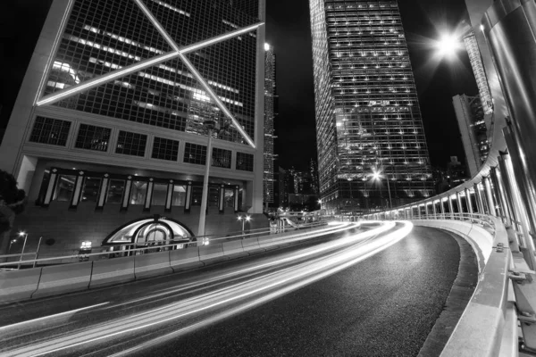Trafik i centrum av Hongkong stad på natten — Stockfoto