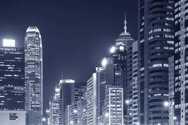 Skyline del centro de la ciudad de Hong Kong por la noche — Foto de Stock