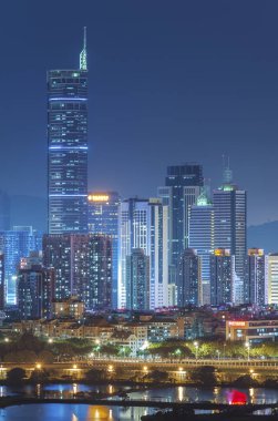 Shenzhen şehrinin silueti, geceleri Çin. Hong Kong sınırından görüldü.
