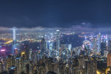 Geceleri Hong Kong 'un Victoria Limanı Panoraması