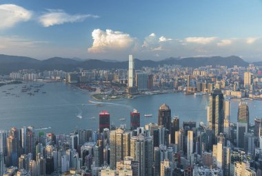 Hong Kong 'lu Victoria Limanı manzarası