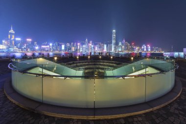 Hong Kong şehrinin Victoria limanının gece manzarası.