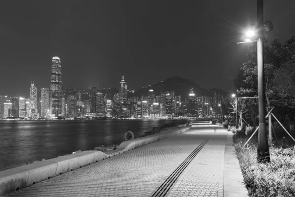 Stock image Seaside promenade and skyline of Hong Kong city at night