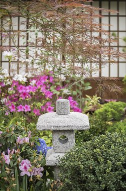 Arka bahçedeki Japon taş feneri. Doğulu arkaplan