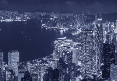 Hong Kong 'un Victoria limanının gece manzarası. 