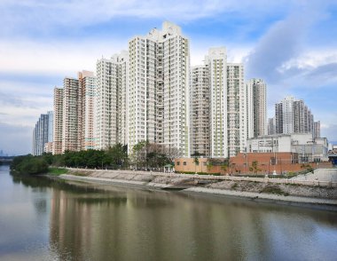 Hong Kong 'da kamu arazisi ve nehir.