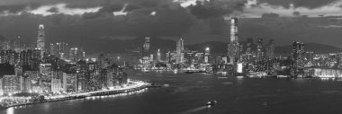 Geceleri Hong Kong 'un Victoria Limanı Panoraması