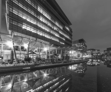 Geceleri Hong Kong 'daki modern ofis binası.