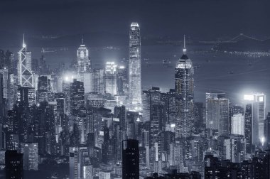 Geceleri Hong Kong şehrinin silueti