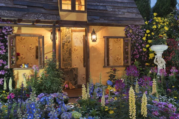 Giardino Paesaggistico Casa Con Giardino Fiorito — Foto Stock