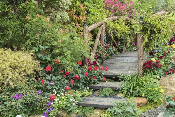 Vecchio Ponte Legno Bellissimo Giardino Fiorito Nella Stagione Primaverile — Foto Stock