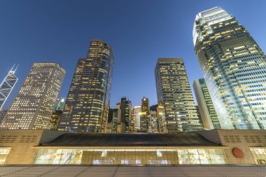 Günbatımında Hong Kong şehrinin modern ofis binası ve ufuk çizgisi.