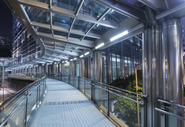 Şehir merkezinde boş modern yaya geçidinin gece sahnesi