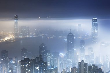 Hong Kong 'daki Victoria limanının puslu gece manzarası