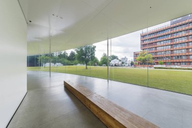Kanazawa Japonya - 02 Haziran 2017: Kimliği belirsiz kişi 21st yüzyıl Museum.21st yüzyıl Müzesi Kanazawa belediye binasının yanında bulunan çağdaş sanat müzesidir.