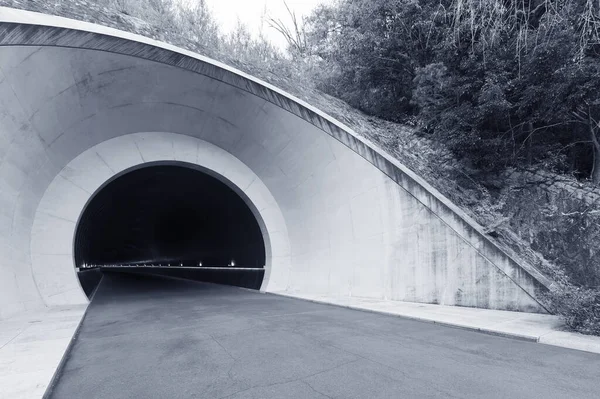 Entrada Túnel Futurista Atravessando Montanha Estrada — Fotografia de Stock