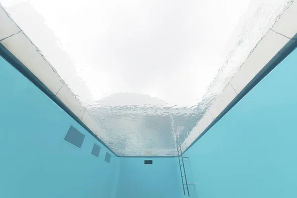 Schwimmbad Von Unten Gesehen — Stockfoto