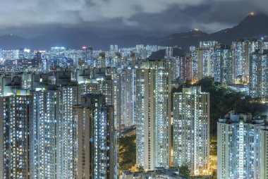 Geceleri Hong Kong 'da yüksek binalar inşa ediliyor.