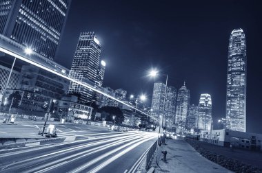 Hong Kong şehrinin gece ve gökyüzü trafiği