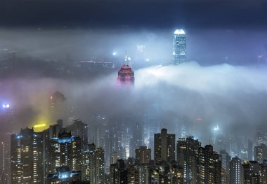 Hong Kong şehrinin Victoria limanının sisli silueti.