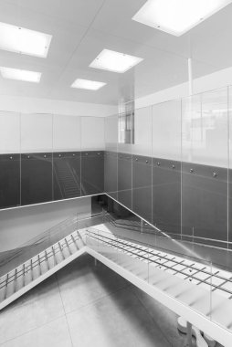 Modern mimaride boş merdivenlerin iç görünümü