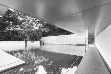 Japonya 'da modern mimarinin koridoru ve göleti