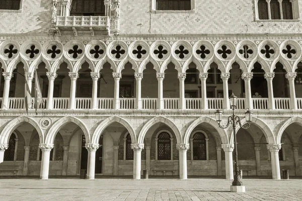 ヴェネツィアのサン マルコ広場 ドゥカーレ宮殿 のドージェ宮殿の建築詳細 — ストック写真