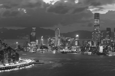 Geceleri Hong Kong 'un Victoria Limanı