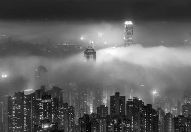Hong Kong şehrinin Victoria limanının sisli silueti.