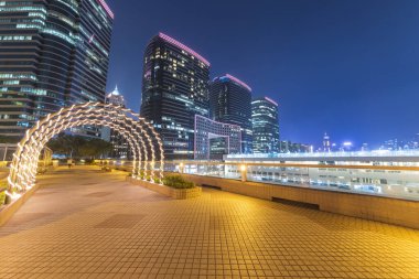 Geceleyin Hong Kong şehir merkezindeki halka açık parkta gezinti.