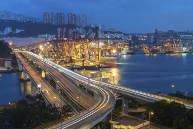 Hong Kong 'daki kargo limanı ve otoyolu.