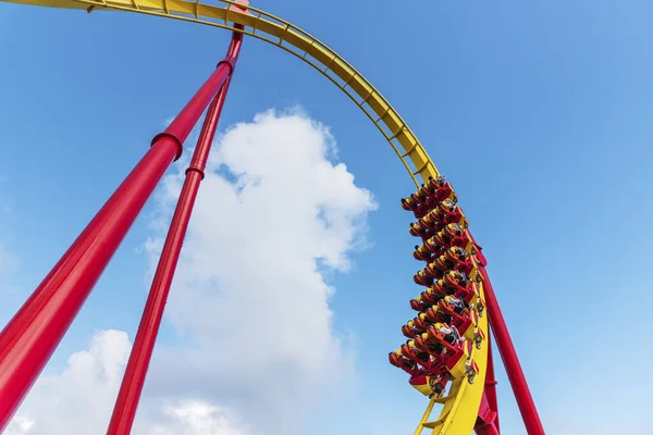 Rollercoaster Ride Vidámparkban Kék — Stock Fotó