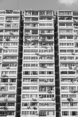 Hong Kong şehrindeki yüksek binaların cephesi.